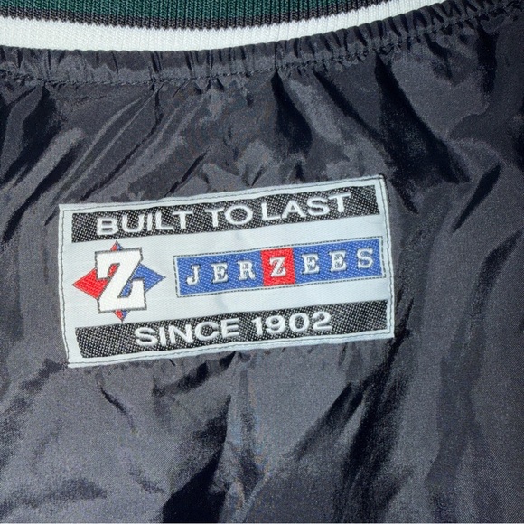 VINTAGE Black Jerzees Pullover V-
Neck Nylon Windbreaker Adult Size M - Picture 5 of 5